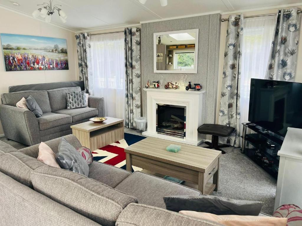 Ashworth Lodge With Hot Tub Barmby on the Moor Bilik gambar