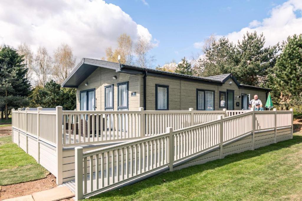 Ashworth Lodge With Hot Tub Barmby on the Moor Bilik gambar